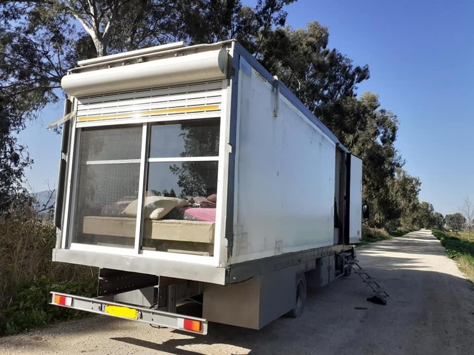 Luxury Caravan Truck In The Golan Heights Bruchim Qela' Alon Exteriör bild